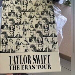 TAYLOR SWIFT VIP BOX